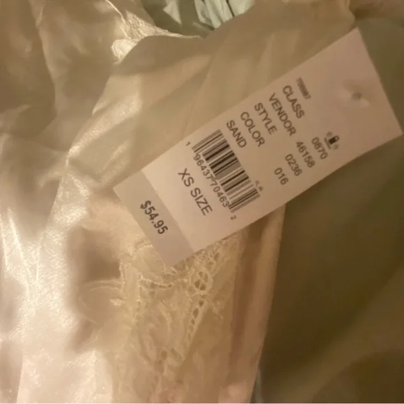 Elegant White Lace Trim - Picture 5 of 7